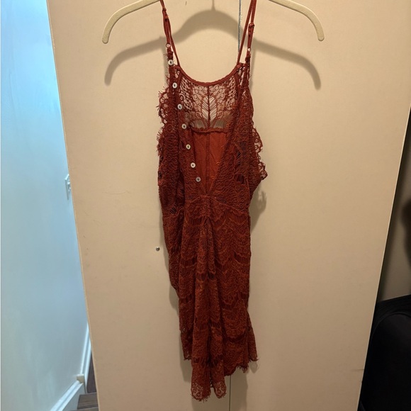 Maroon dress with lace overlay - Picture 3 of 7